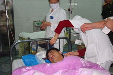 Nhóm lâm tặc hành hung dã man 3 cán bộ kiểm lâm