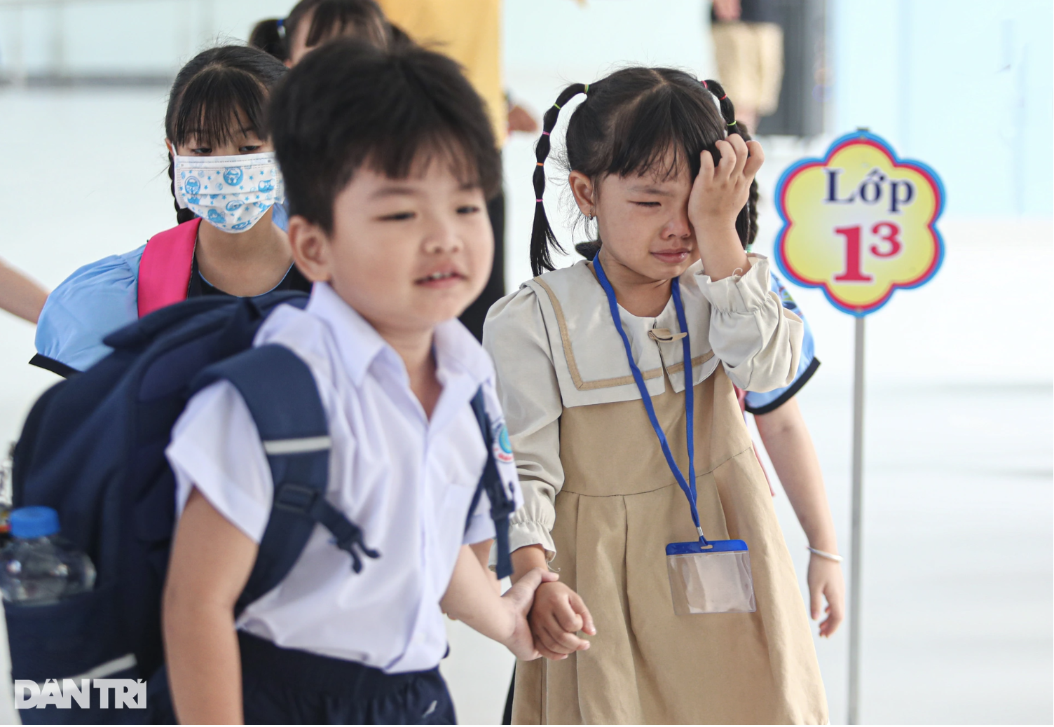El primer día de clases, los alumnos de primer grado seguían pidiendo volver a casa porque extrañaban a sus madres - 1 Ngày tựu trường, học sinh lớp 1 liên tục đòi về vì nhớ mẹ - 1