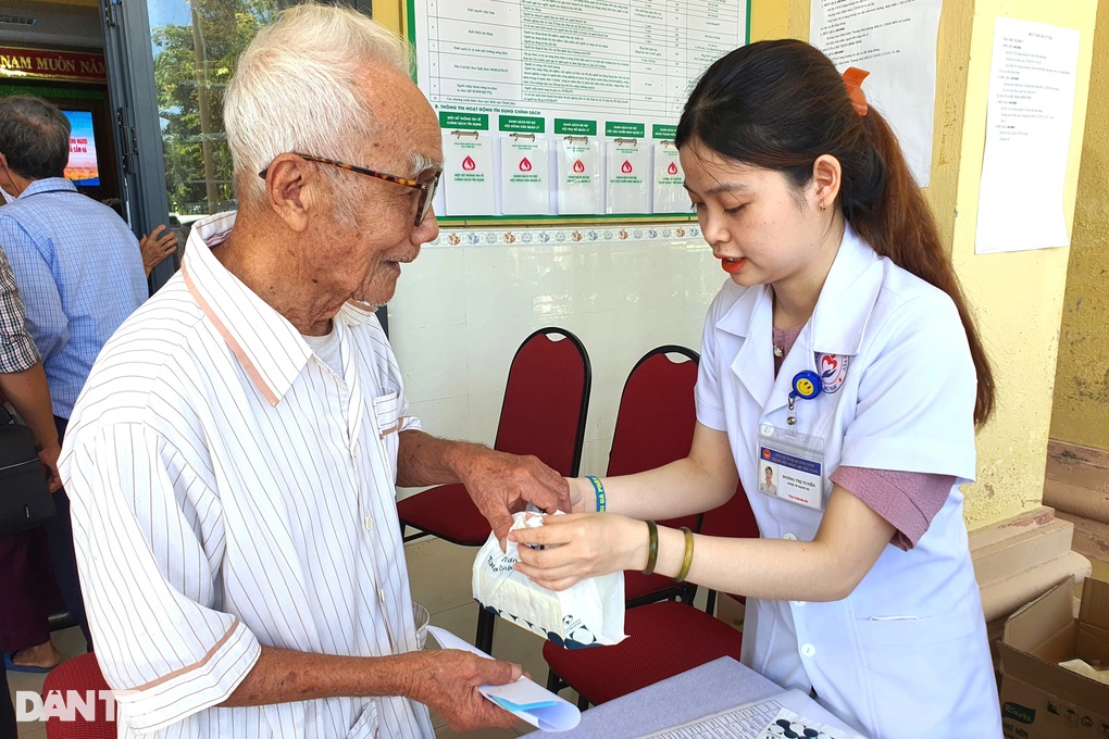 Khám bệnh, phát thuốc đến 500 người có công cách mạng, người nghèo - 2