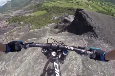 Thót tim màn đổ dốc xe đạp trên vách núi cheo leo