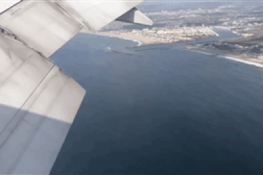 Khoảnh khắc máy bay Boeing chở 365 người cháy động cơ trên không