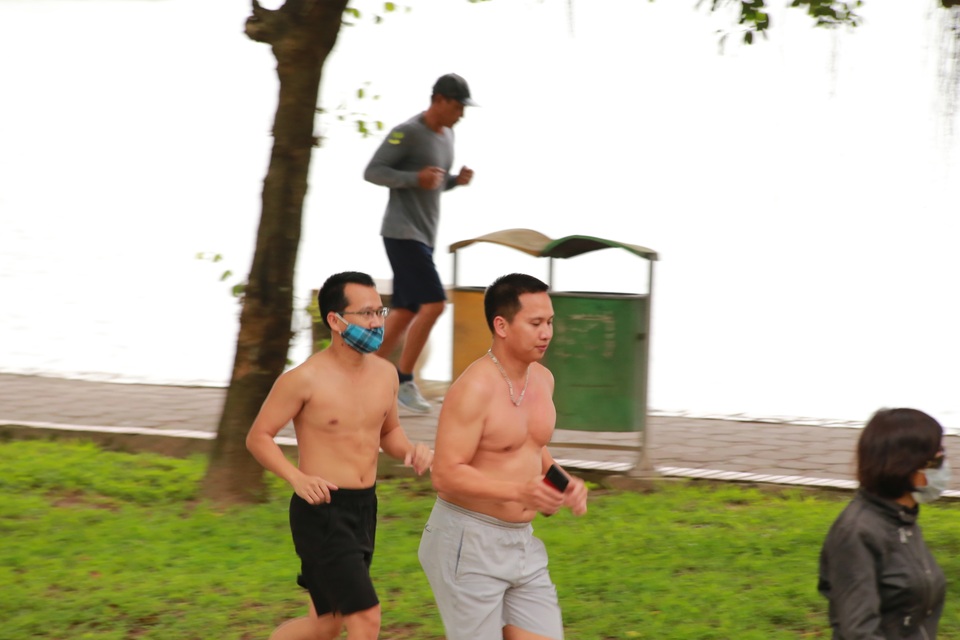 Hà Nội: Bất chấp dịch Covid-19, công viên vẫn tiếp tục tấp nập người đi bộ - 10 Hà Nội: Bất chấp dịch Covid-19, công viên vẫn tiếp tục tấp nập người đi bộ - 10