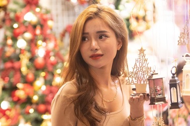 Giới trẻ Hà Nội rủ nhau đi chơi Noel sớm trên phố Hàng Mã