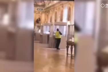 Khoảnh khắc nhóm cướp phá tủ kính lấy trộm báu vật tại bảo tàng Louvre