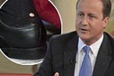 Thủ tướng Anh David Cameron đi tất rách