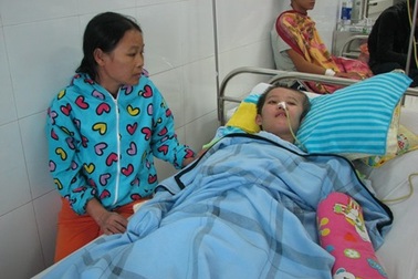 Mẹ xót xa nhìn con gái sống đời thực vật sau tai nạn giao thông 