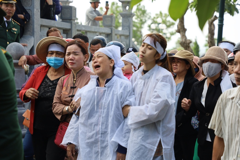Hai liệt sĩ Đoàn 337 yên nghỉ tại Nghĩa trang Quốc gia đường 9 - 2 Hai liệt sĩ Đoàn 337 yên nghỉ tại Nghĩa trang Quốc gia đường 9 - 2