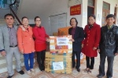 Trao hàng cứu trợ tới người dân xã An Lộc