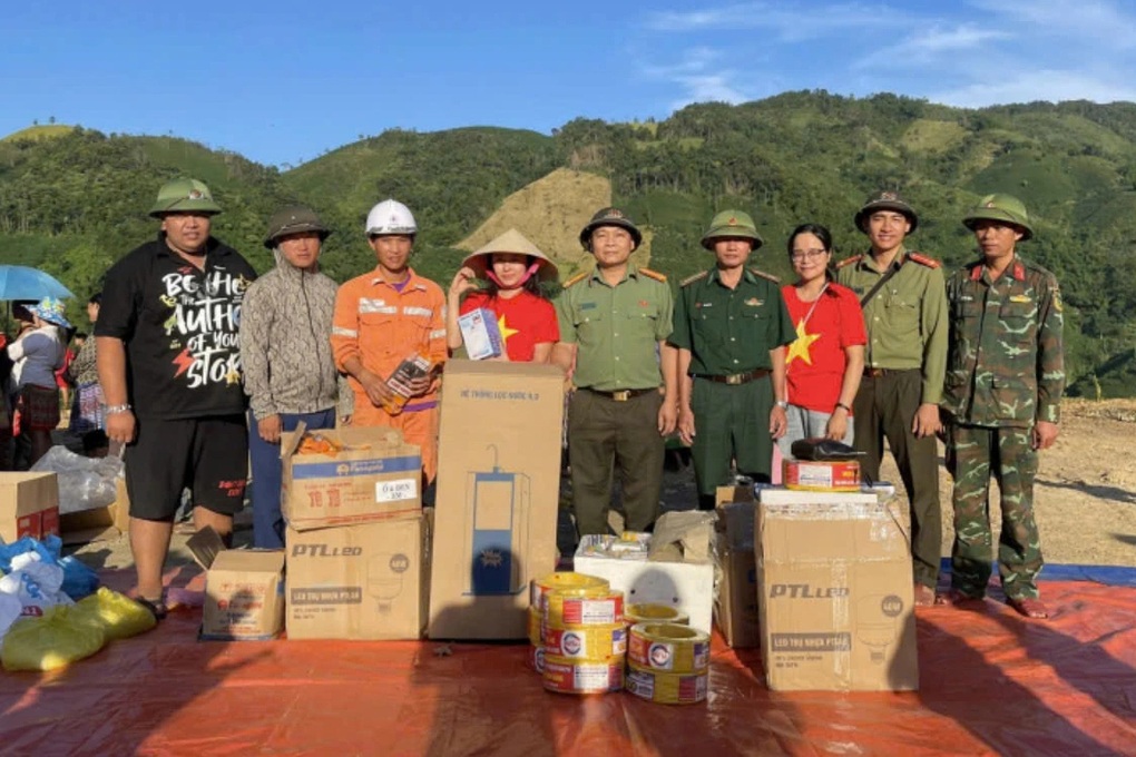 Công an, bộ đội dựng nhà tạm, giúp dân di dời khỏi vùng sạt lở - 3 Công an, bộ đội dựng nhà tạm, giúp dân di dời khỏi vùng sạt lở - 3