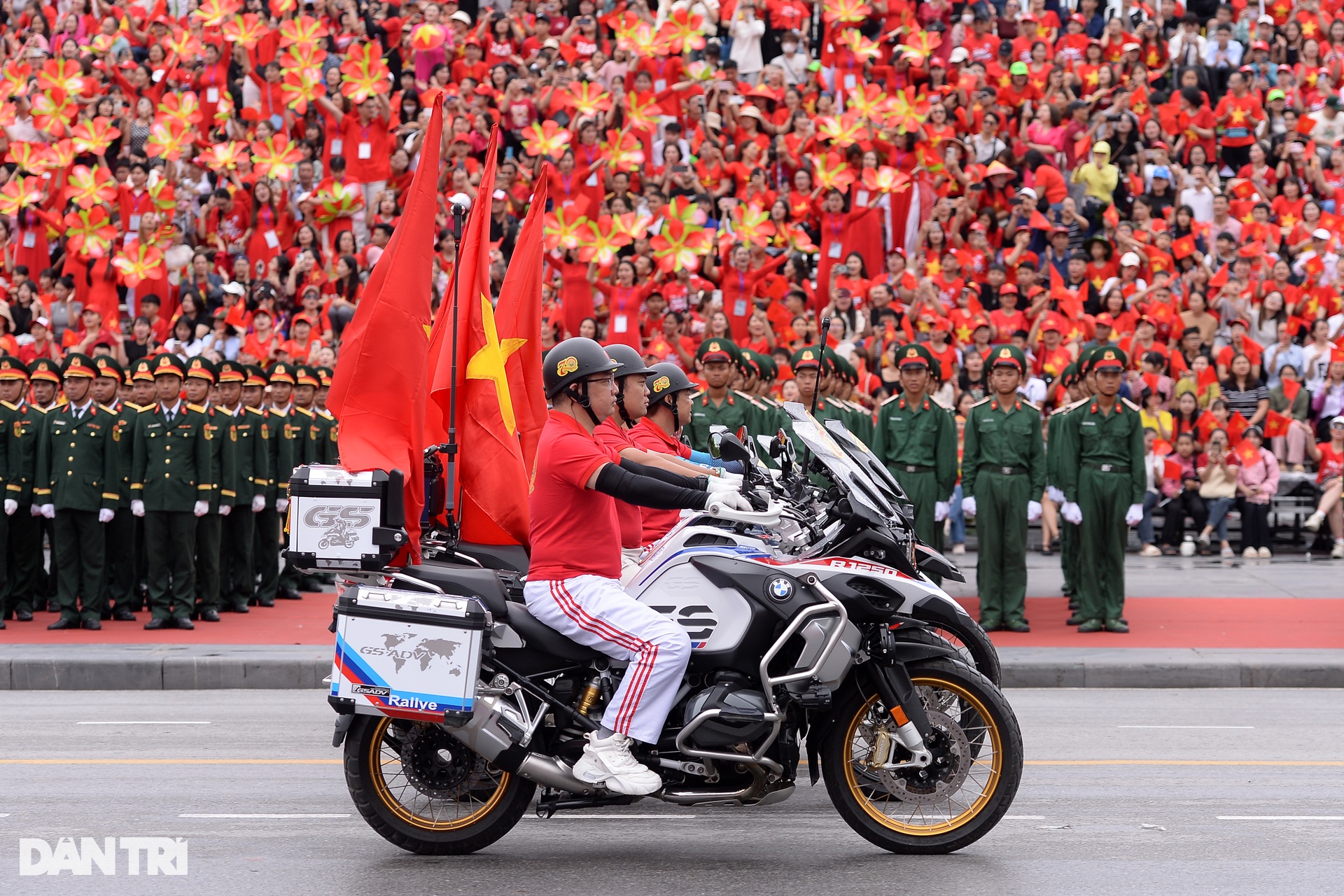 Ngắm dàn siêu mô tô trong lễ diễu hành kỷ niệm 70 năm Giải phóng Hải Phòng - 8 Ngắm dàn siêu mô tô trong lễ diễu hành kỷ niệm 70 năm Giải phóng Hải Phòng - 8