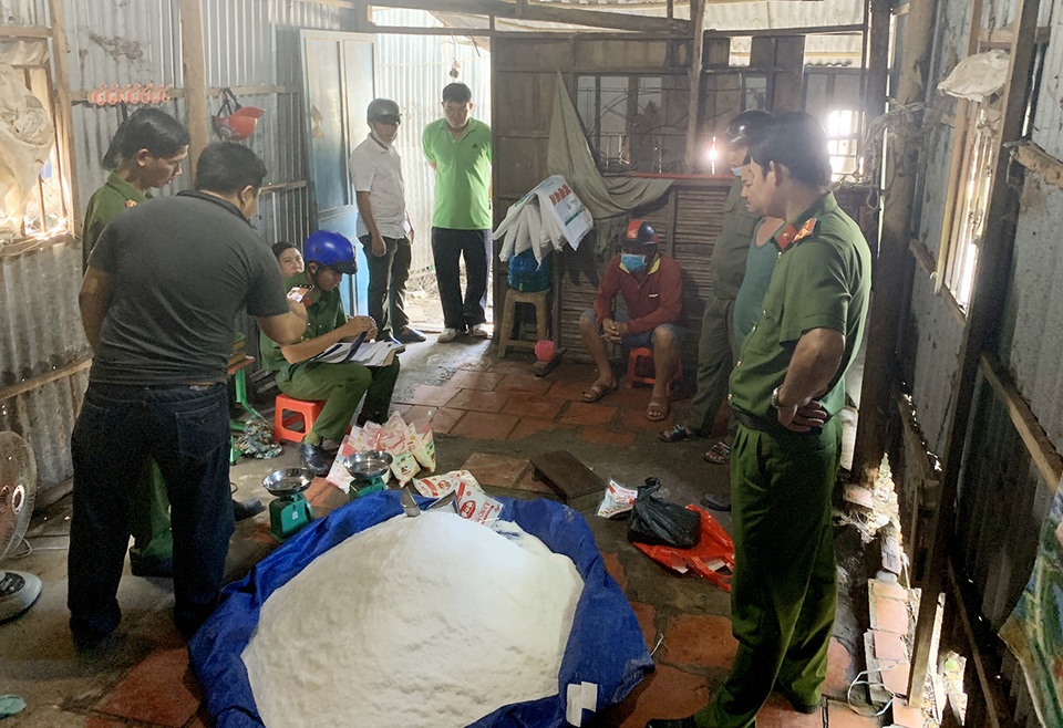 Bắt 2 vợ chồng sản xuất trà, bột ngọt giả nhiều thương hiệu nổi tiếng - 2 Bắt 2 vợ chồng sản xuất trà, bột ngọt giả nhiều thương hiệu nổi tiếng - 2
