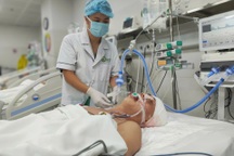 Gói xôi chia 2 bữa, người vợ nghèo khẩn cầu cứu chồng đang nguy kịch