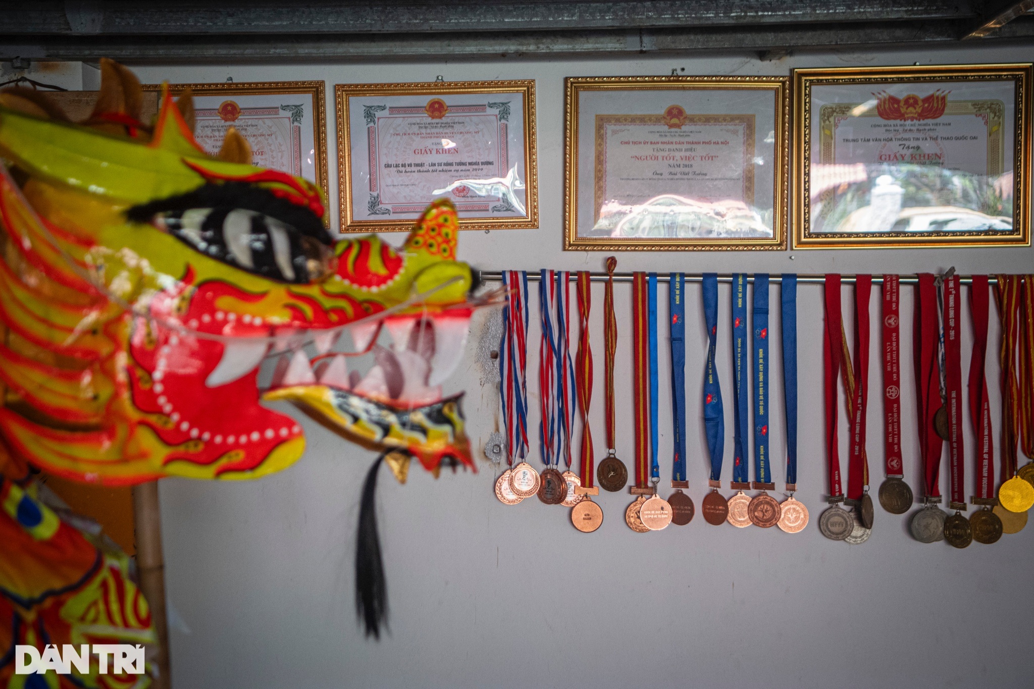 Explorează atelierul de dans al leului al echipei de succes a dansului dragonului din Hanoi - 10 Khám phá xưởng sản xuất lân sư của đội múa rồng nhiều thành tích ở Hà Nội - 10