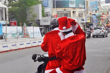 Mùa Noel - mùa của những “ông già” thi nhau xuống phố