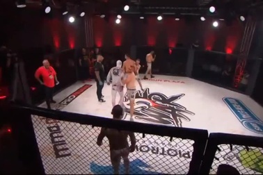 Trận đấu giữa các nam võ sĩ được xem như một cuộc "loạn đả"