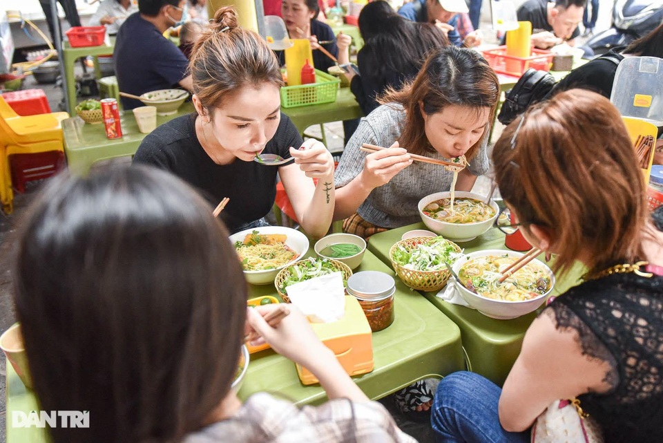 Bán bún riêu Nam Bộ, mỳ vằn thắn, bà chủ tậu đất, mua nhà phố cổ Hà Nội - 6 Bán bún riêu Nam Bộ, mỳ vằn thắn, bà chủ tậu đất, mua nhà phố cổ Hà Nội - 6