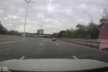 Sốc với hình ảnh nóc xe Tesla bật tung, bay như lá trên đường cao tốc