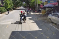 Kiểu dừng xe giữa đường cực kỳ nguy hiểm mà  nhiều chị em mắc phải