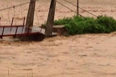 Sắc áo Công an giữa dòng lũ dữ