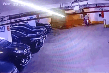 Xe taxi trôi ngược dốc, đâm cả loạt ô tô đang đỗ trong hầm