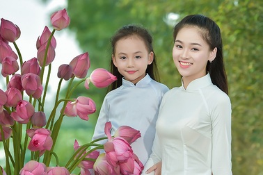 Giải nhiệt mùa hè với bộ ảnh hai chị em dạo đầm sen mát mẻ