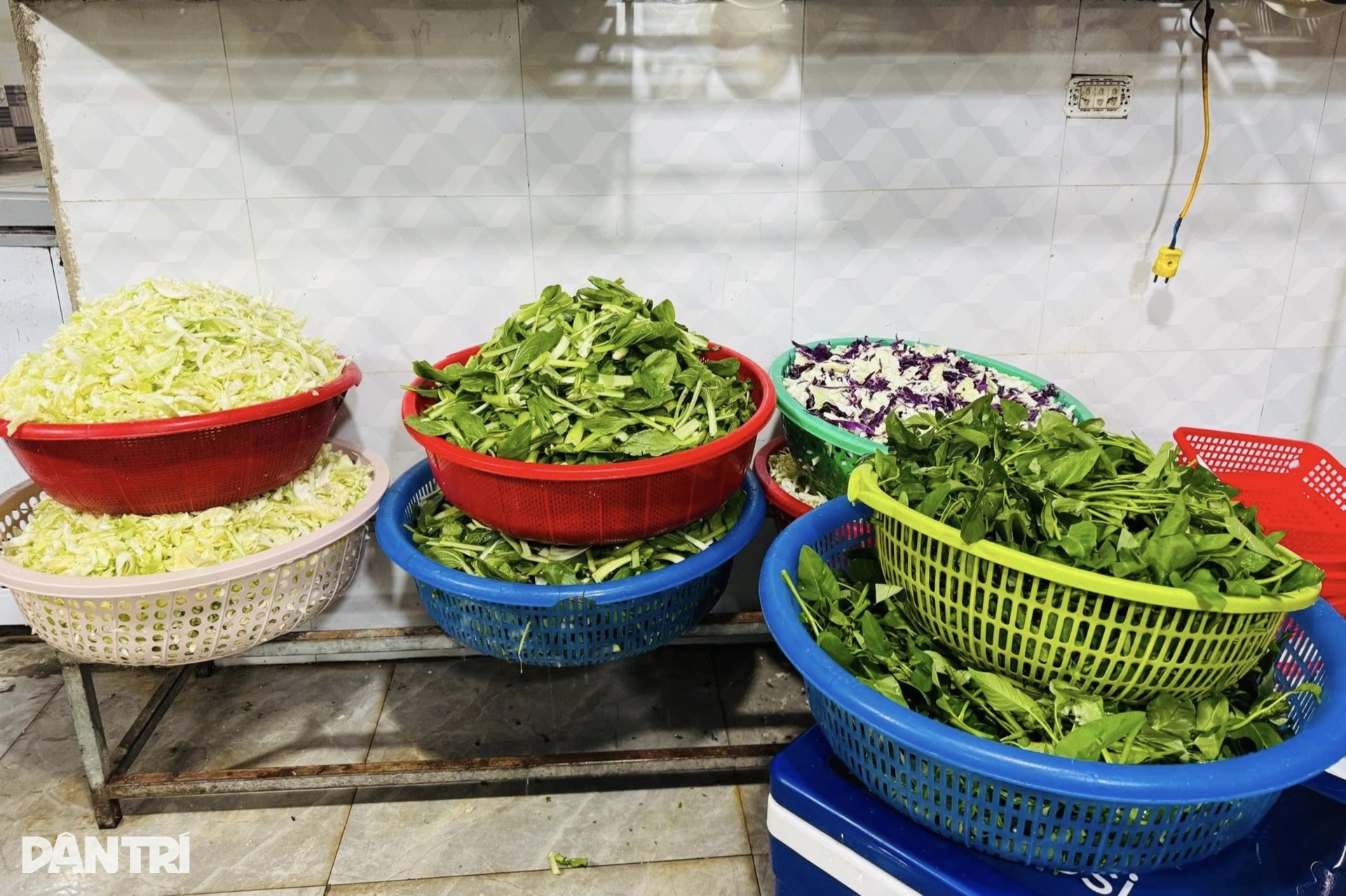 Nhà hàng nấu cơm miễn phí phục vụ bà con, tiếp sức đoàn thiện nguyện - 4 Nhà hàng nấu cơm miễn phí phục vụ bà con, tiếp sức đoàn thiện nguyện - 4