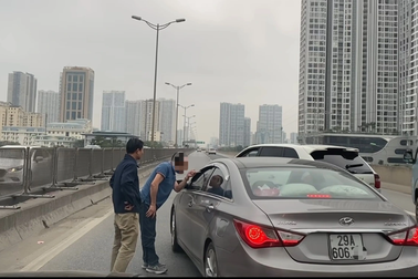 Tài xế Porsche "nhổ nước bọt" bị phạt 11 triệu đồng