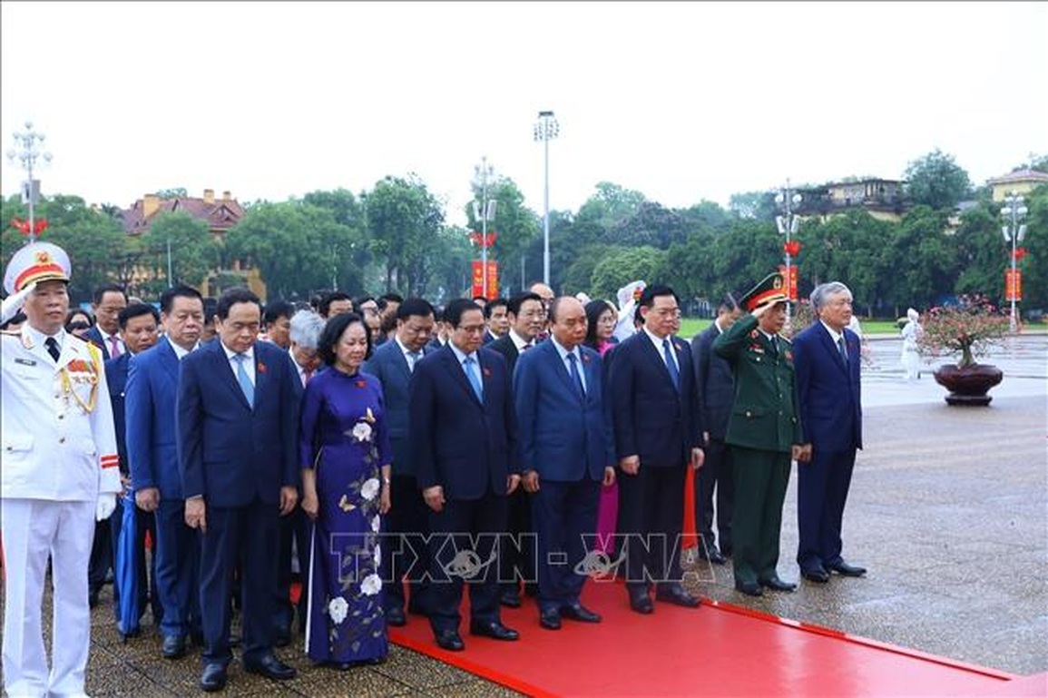 Đại biểu dự họp Quốc hội vào Lăng viếng Chủ tịch Hồ Chí Minh - 2 Đại biểu dự họp Quốc hội vào Lăng viếng Chủ tịch Hồ Chí Minh - 2