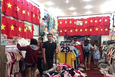 Đồ cổ vũ bóng đá bán đắt như “tôm tươi”, cửa hàng kiếm vài chục triệu/ngày