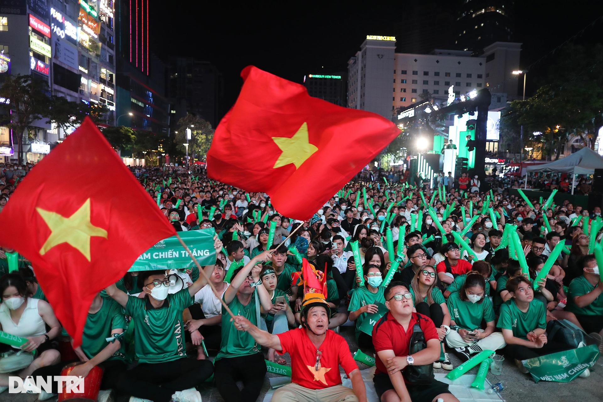Biển người ăn mừng trên phố Nguyễn Huệ khi U23 Việt Nam vào tứ kết châu Á - 6 Biển người ăn mừng trên phố Nguyễn Huệ khi U23 Việt Nam vào tứ kết châu Á - 6