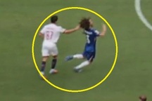 Ngôi sao PSG giật tóc đối thủ và nhận cái kết đắng