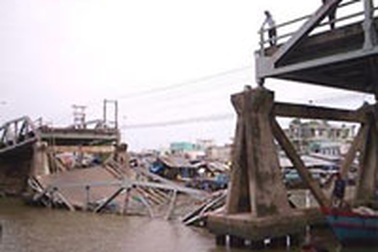 Sập cầu, 2 người bị thương nặng 