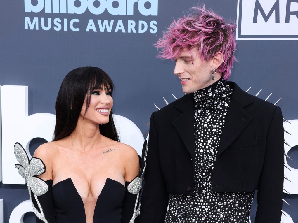 Mỹ nhân gợi cảm nhất thế giới tái hợp bồ trẻ sau nhiều lần bị lừa dối - 1