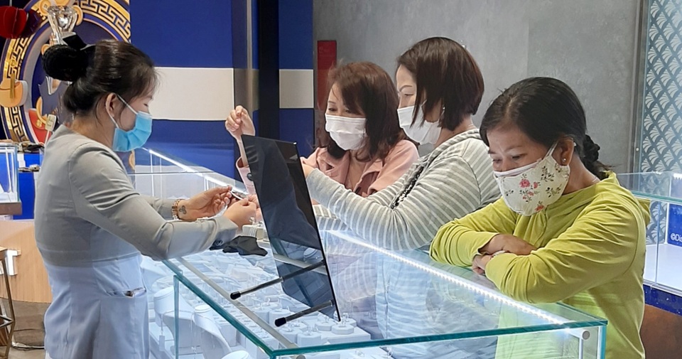 TPHCM: Người dân đổ xô mua vàng trước ngày vía Thần Tài - 5 TPHCM: Người dân đổ xô mua vàng trước ngày vía Thần Tài - 5