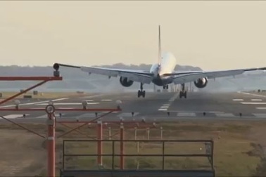 Hành khách Trung Quốc hất nước nóng vào mặt nữ tiếp viên hàng không