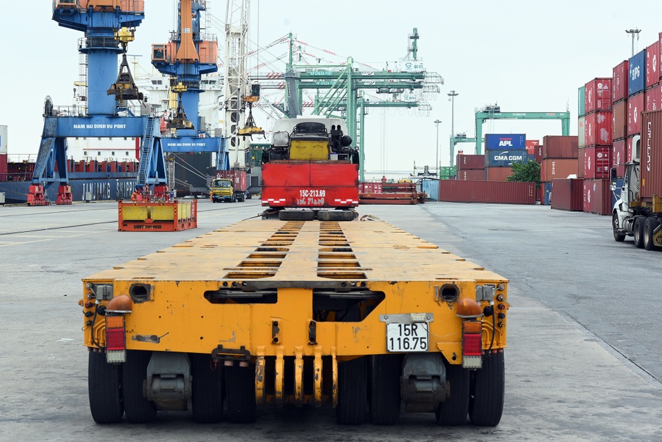 Đoàn xe siêu trường chở tàu đường sắt Nhổn - ga Hà Nội từ Đình Vũ về Hà Nội - 2