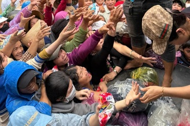 Tài xế đánh liều mượn xe, chở hàng từ thiện miễn phí đến vùng lũ