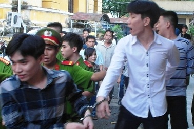 Trả thiếu tiền phòng còn rủ bạn chém lễ tân nhà nghỉ