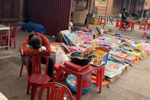 Dân buôn vừa bán hàng vừa ngủ gật, kinh tế Việt Nam ảm đạm vì corona