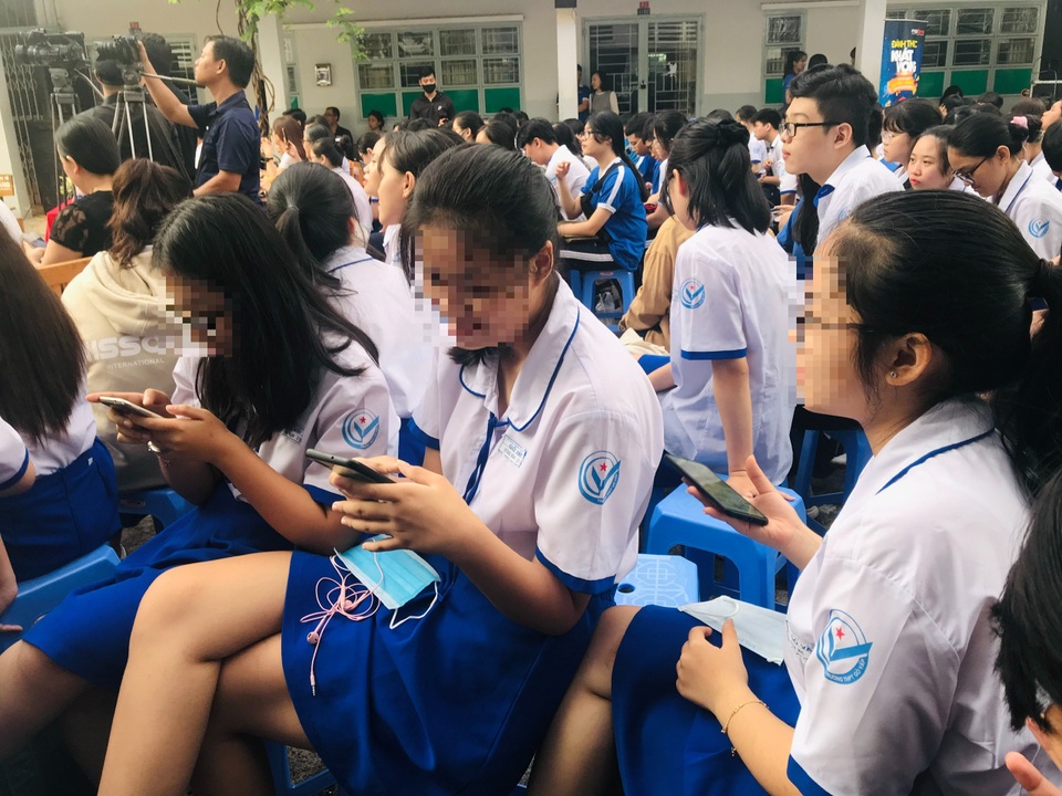 Smartphone làm tê liệt học trò - 2 Smartphone làm tê liệt học trò - 2