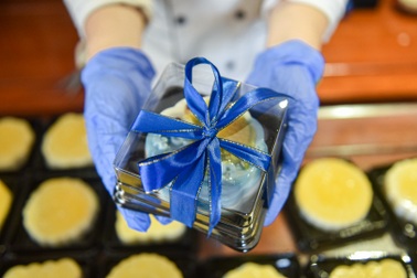 "Chạy đua 24h" để hoàn thành 200 chiếc bánh tặng y bác sĩ dịp Quốc khánh