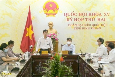 "Cuối năm ai cũng lao động tiên tiến, ai cũng được giấy khen"