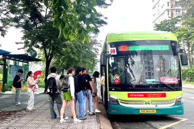 Sinh viên mất cả giờ chờ xe buýt, trường phải tăng thêm 13 xe hỗ trợ