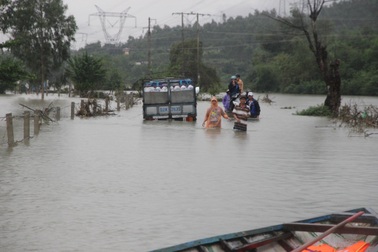 Nhiều thủy điện cùng xả lũ, nhiều vùng trũng bị cô lập