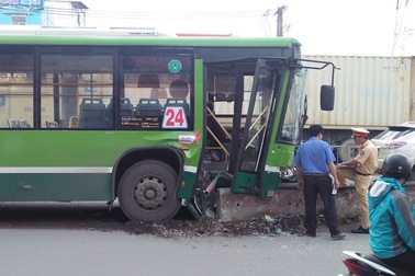 Hành khách la hét trên chiếc xe buýt gặp nạn, 4 người nhập viện