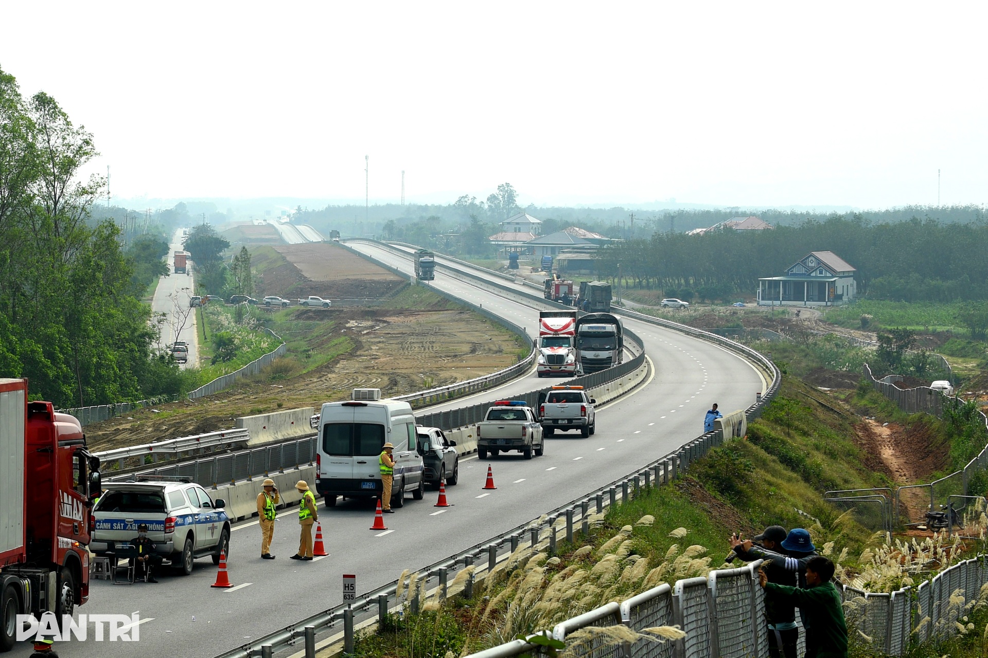 Hiện trường vụ tai nạn trên cao tốc Bùng - Vạn Ninh làm 5 người thương vong - 8
