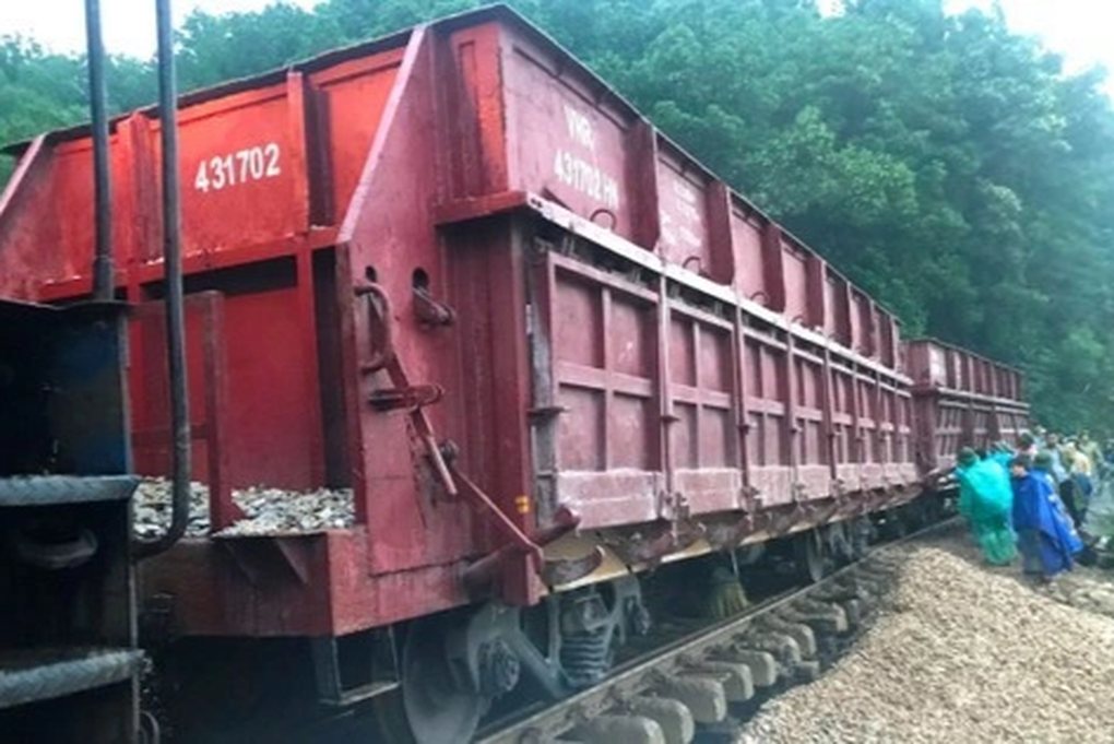 Đường sắt Bắc - Nam thông tuyến trở lại sau sự cố sạt lở - 1 Đường sắt Bắc - Nam thông tuyến trở lại sau sự cố sạt lở - 1