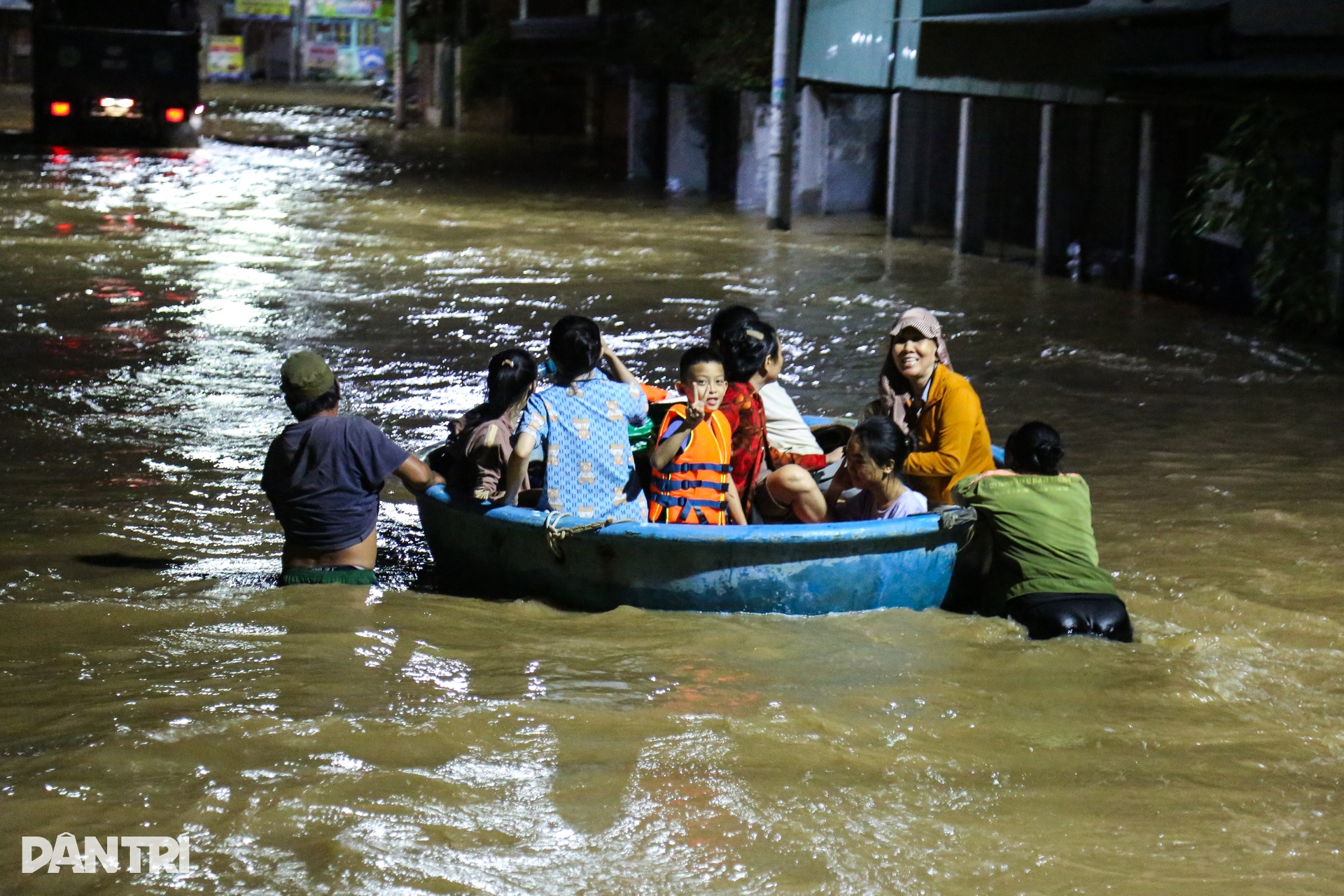Trắng đêm ngược dòng nước lũ, cứu người dân ở khu vực Bình Thuận - 3 Trắng đêm ngược dòng nước lũ, cứu người dân ở khu vực Bình Thuận - 3