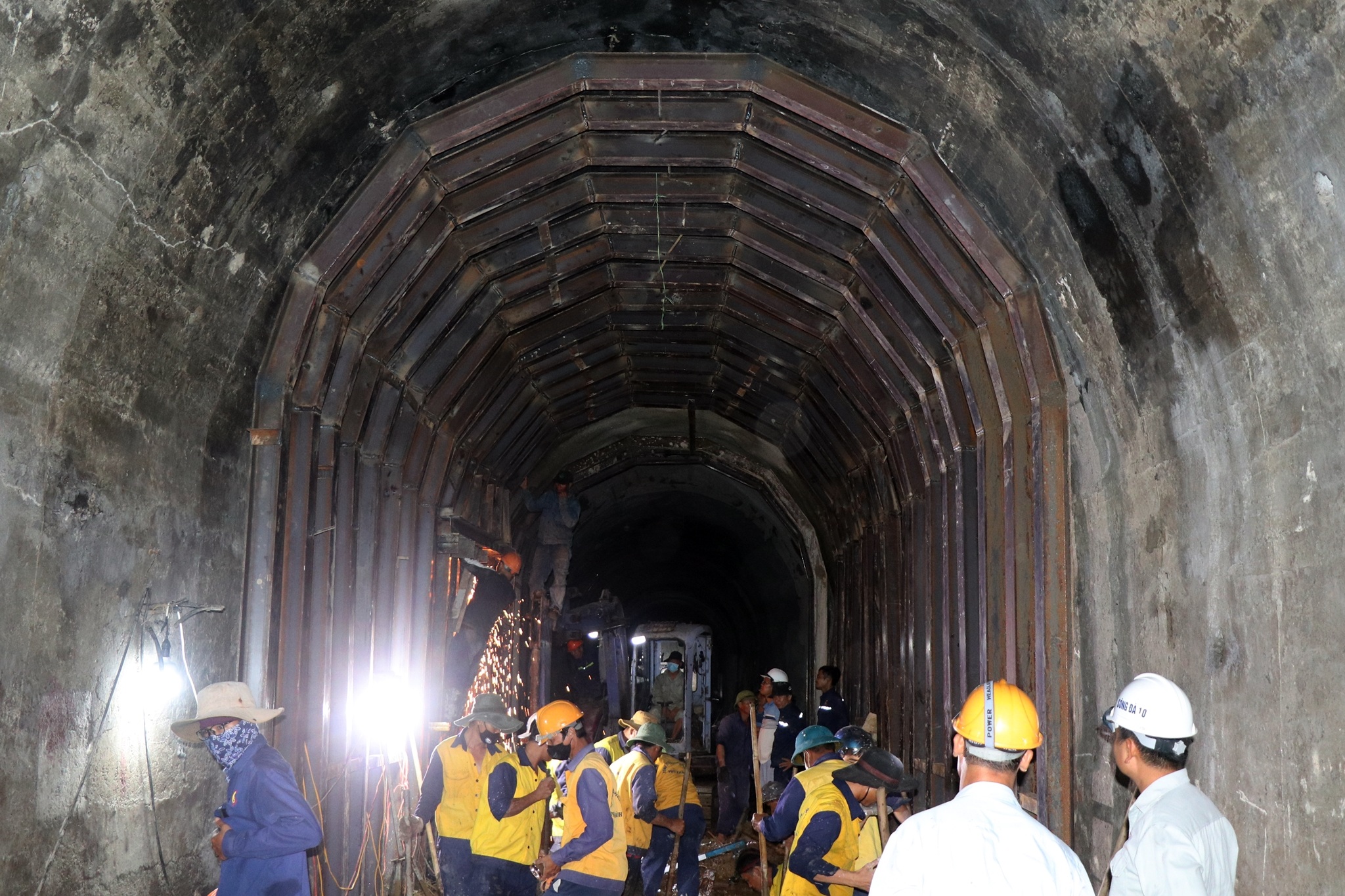 មើលដំបូលដែកបំបាក់ការបាក់ដីនៅផ្លូវរូងក្រោមដី Bai Gio - ៥ Xem vòm sắt vá điểm sạt lở trong hầm đường sắt Bãi Gió - 5