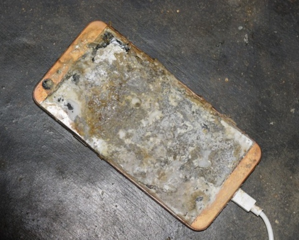 Điện thoại phát nổ khi đang sạc, một thanh niên ở Cà Mau bị thương - 1